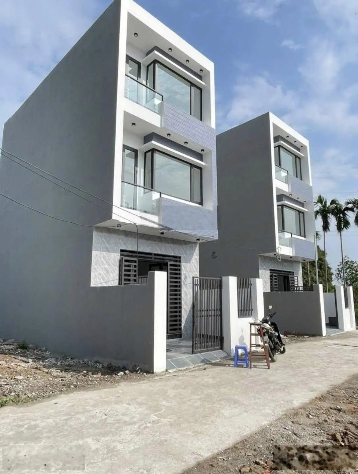 Nhà 3 tầng có sân cổng riêng 3PN,3WC,sân phơi,1PK Kiều Trung ngõ ô tô đỗ tận cửa.LH: 0989699661