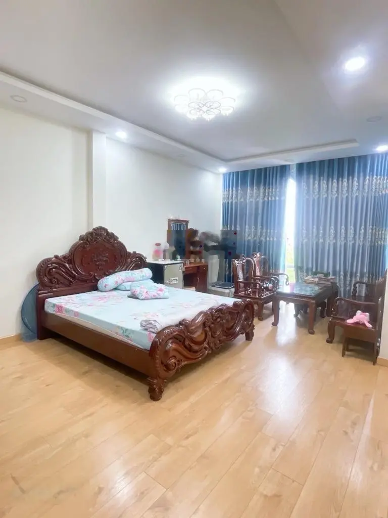 Nhà đẹp 6.8x28m, 3 tầng. Vị trí cực đẹp, toàn biệt thự. Cần bán nhanh