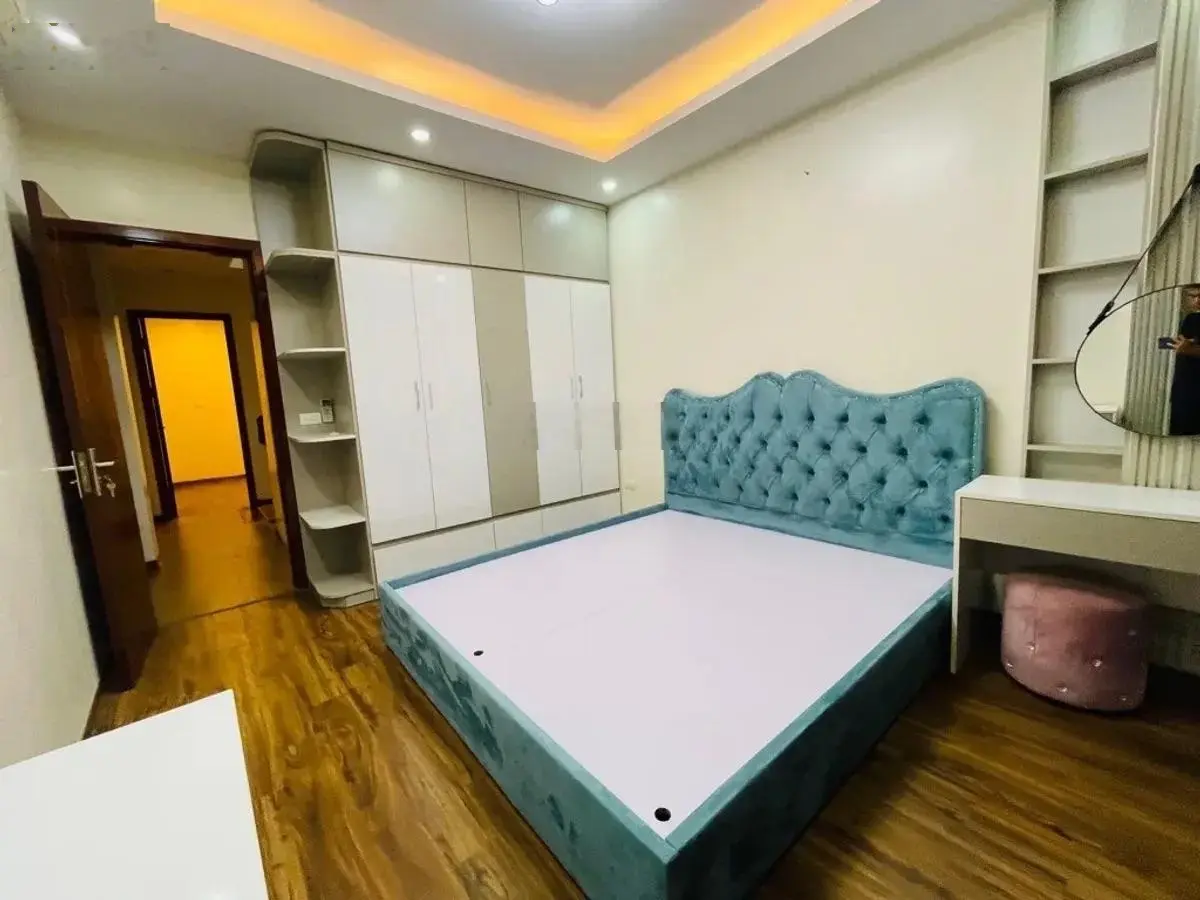 BÁN NHÀ CẦU GIẤY-Ô TÔ ĐỖ CỬA - VÀI BƯỚC RA PHỐ - 40M - 5 TẦNG - TIỆN ÍCH - HƠN 7 Tỷ