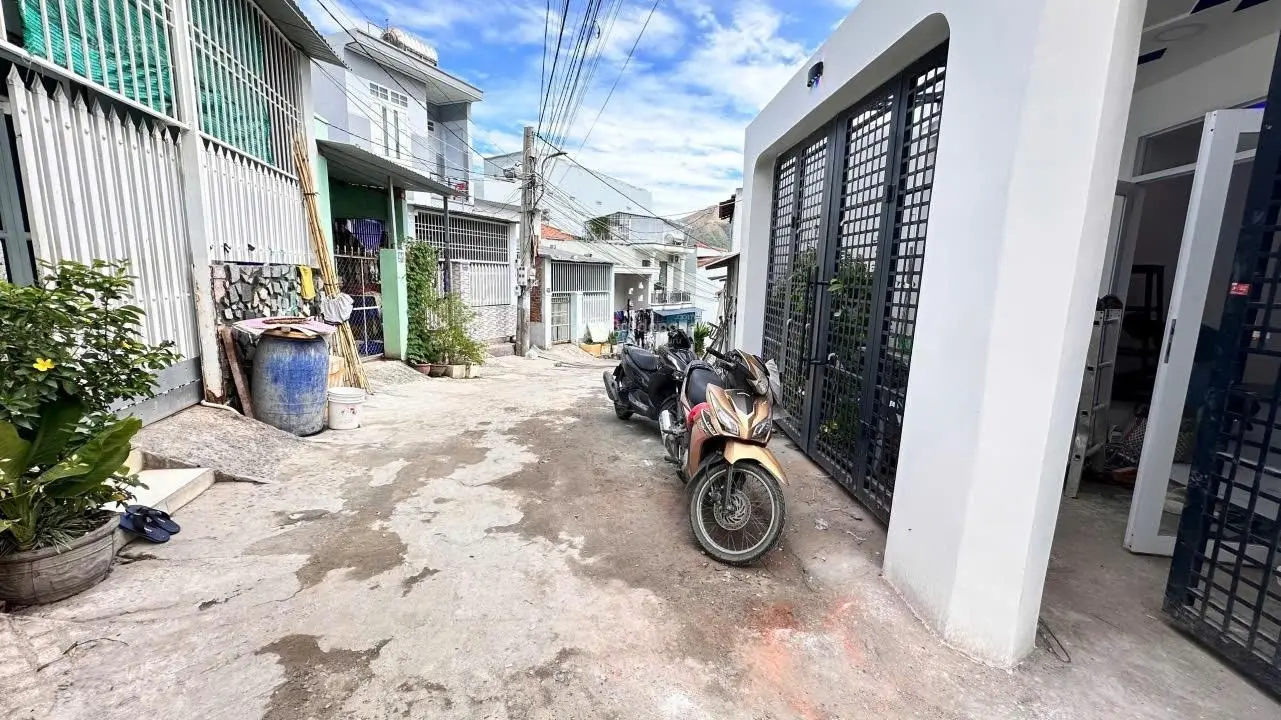 Cần bán nhà căn góc đường Dương Vân Nga - Vĩnh Hải - DT 53,5m2 - Nhà mới xây, full nội thất.