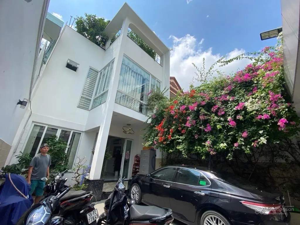 Nhà đẹp 6.8x28m, 3 tầng. Vị trí cực đẹp, toàn biệt thự. Cần bán nhanh