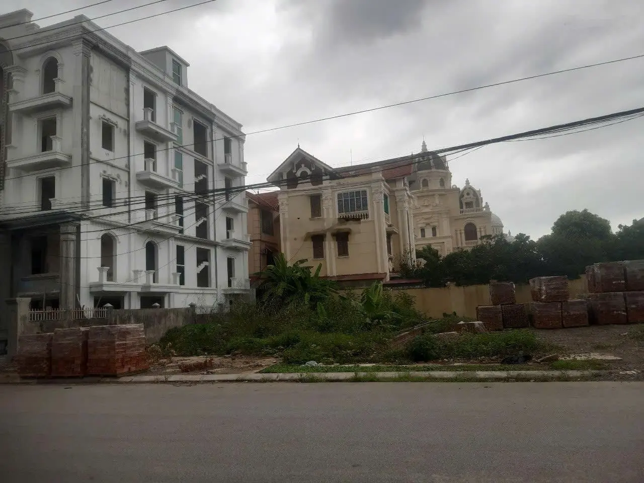 Bán 360m2 đất sử dụng riêng, đường lớn trước nhà 25m giá 7x tỷ LH: 0985 430 ***