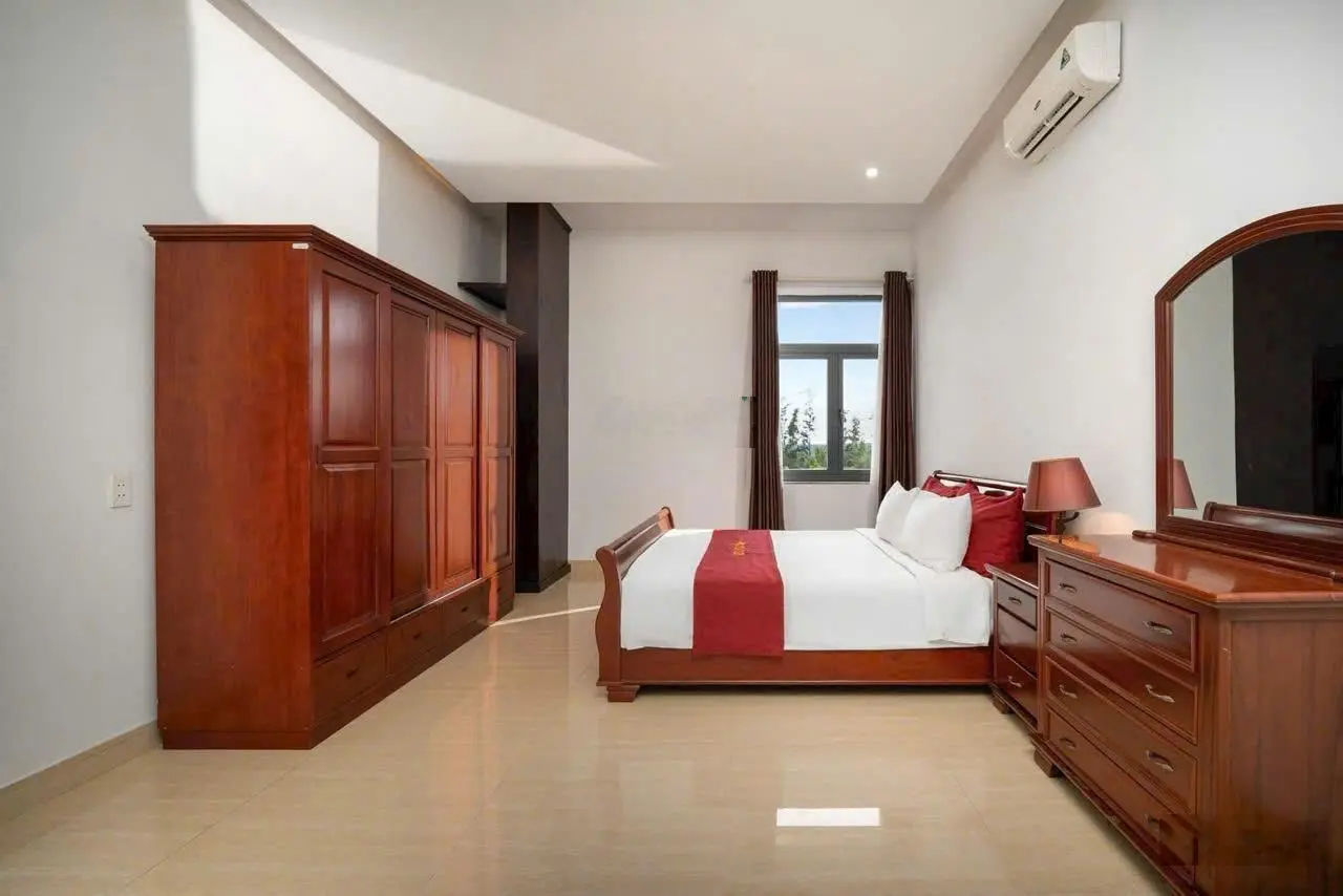 Bán nhà Villa đường Lê Văn Miến, sát biển Nguyễn Tất Thành