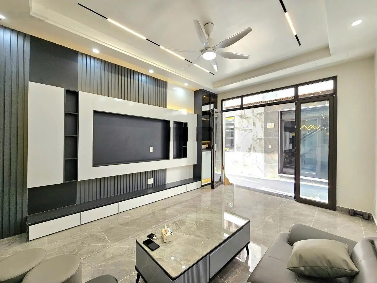 Bán nhà 4 tầng ngõ to có gara ô tô cạnh nhà cực đẹp đường Thiên Lôi, gần Aeon Mall, giá hợp lý