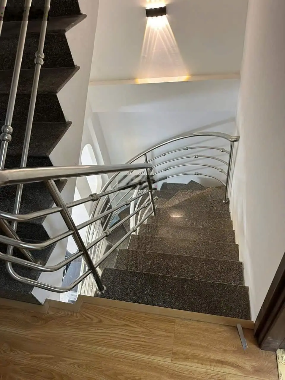 Nhà mới đẹp, 1trệt, 2 lầu, 2 Sân thượng, Ngang 4m x Dài 20m, đất đẹp, có nở hậu. Hoàn công 180,8m2