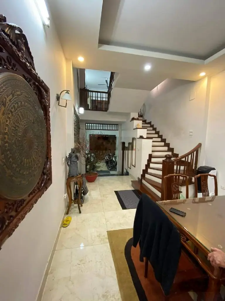 Cần bán nhà phố Nguyễn Chính 35m2, xây 4 tầng, vị trí tuyệt vời ô tô đỗ cửa. Giá hơn 6 tỷ