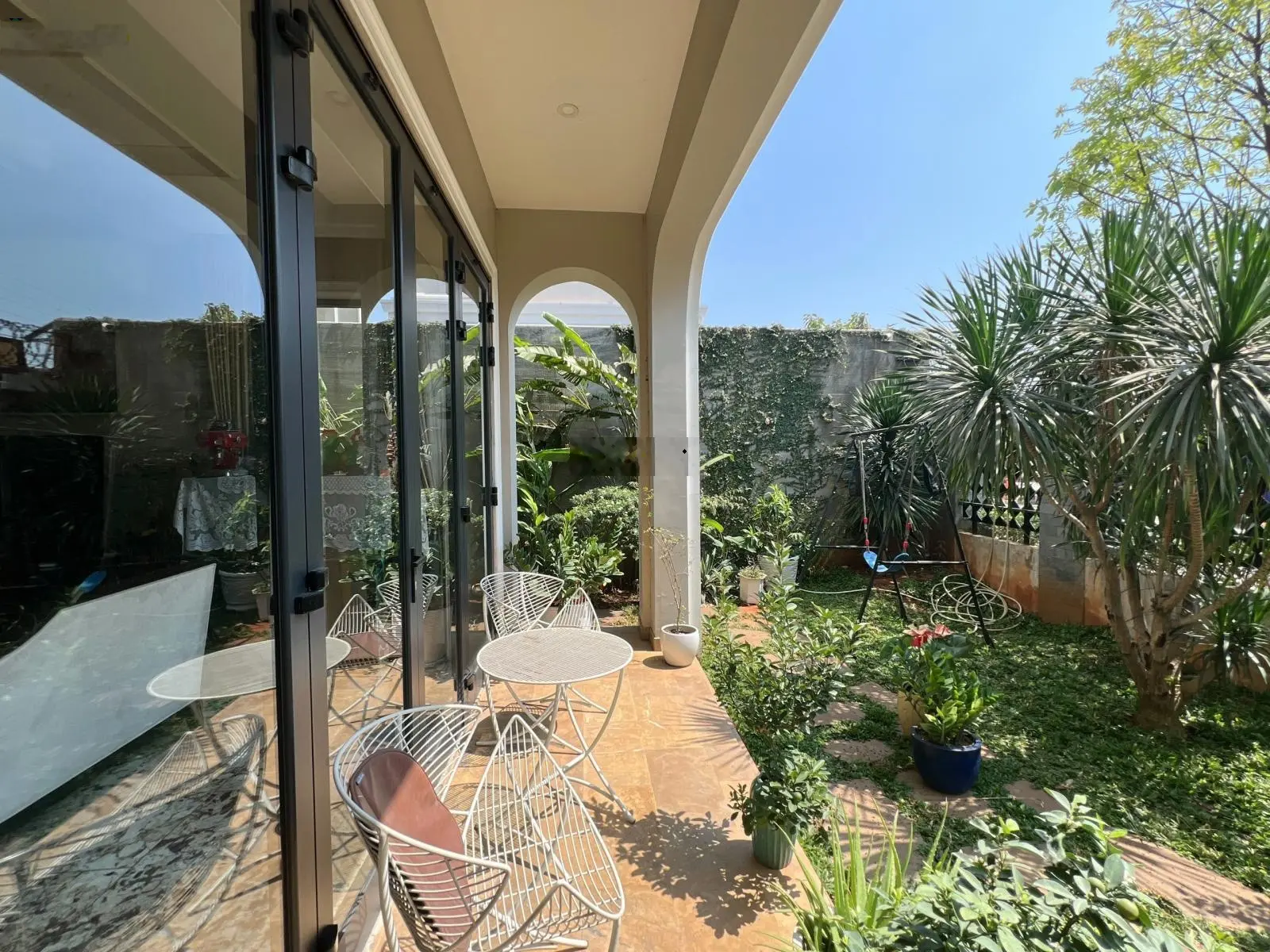 Bán biệt thự đơn lập 270m2 15x18m Liên Phường full nội thất nhập khẩu, khu an ninh cao cấp giá 33tỷ