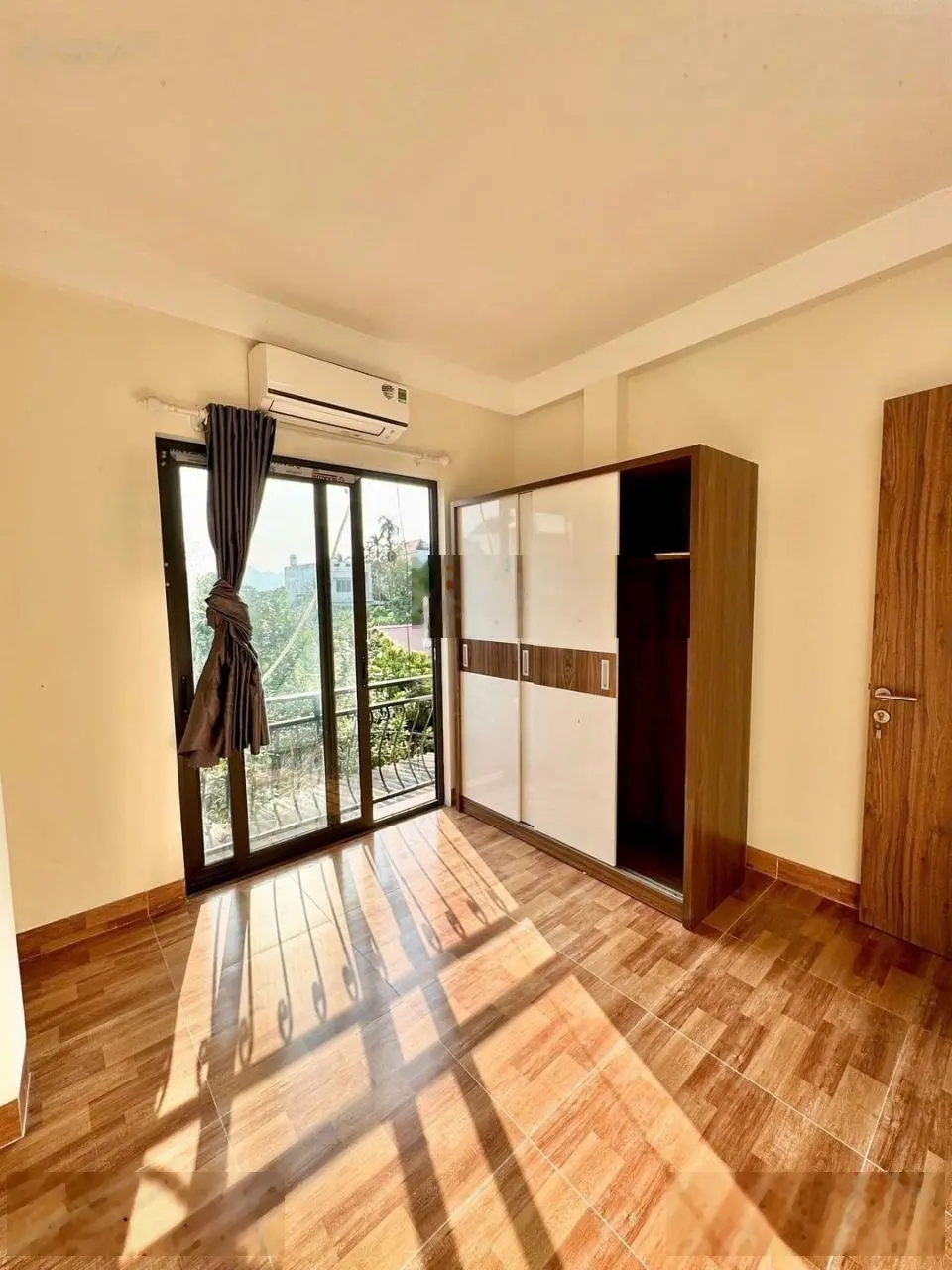 Bán căn 32m2x4T, Đồng Nhân- Đông la full nội thất, 5 phút ra Penika