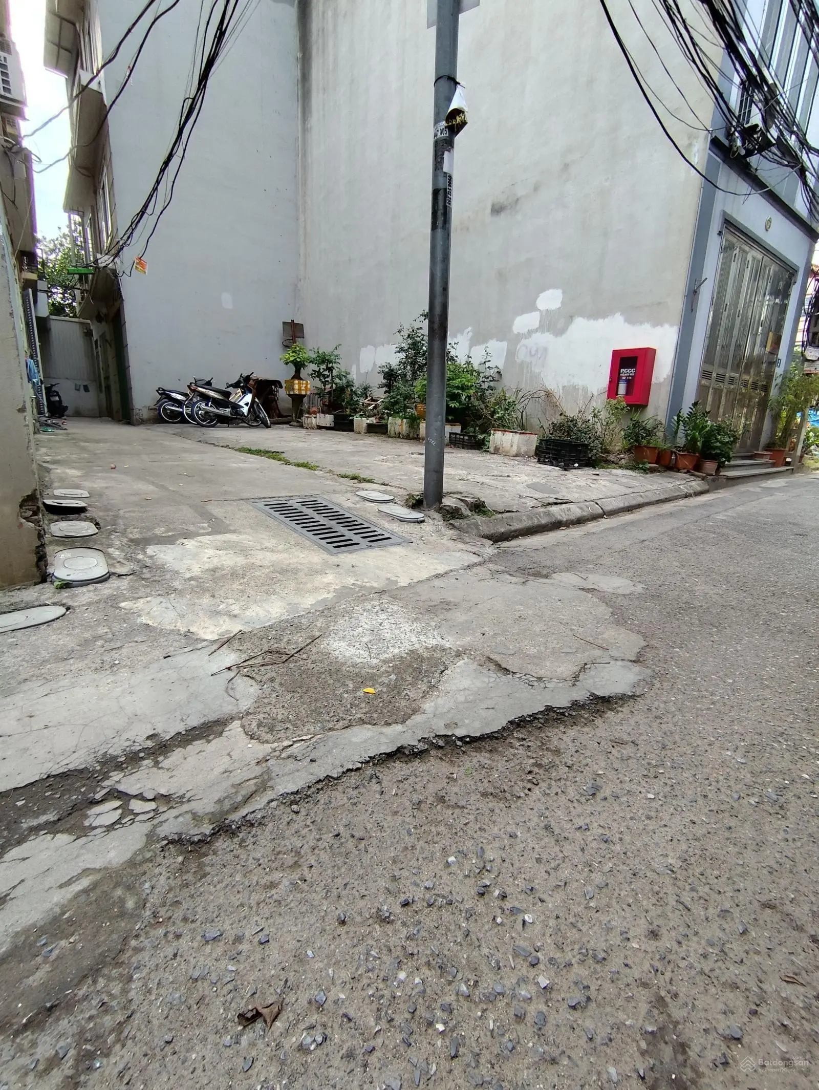 Bán đất thạch bàn ôtô lô góc 50m , mt 4,5m , giá chào 6,2 tỷ còn thương lượng .