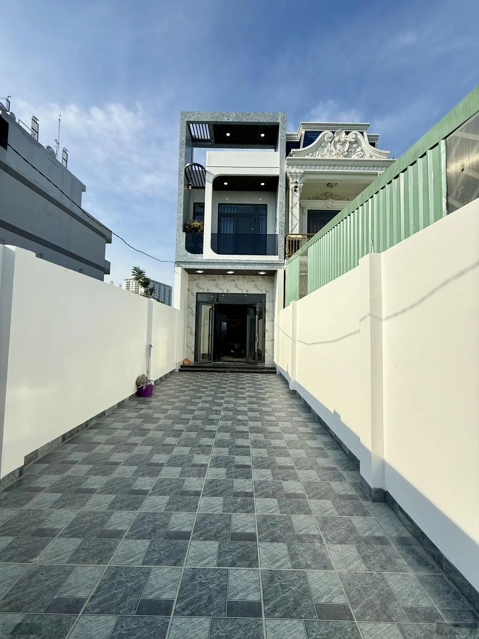 Bán nhà Phú Mỹ đường DX 039 nhựa 8m, nhà 1 trệt 1 lầu, 3 phòng ngủ, sân để 2 xe oto