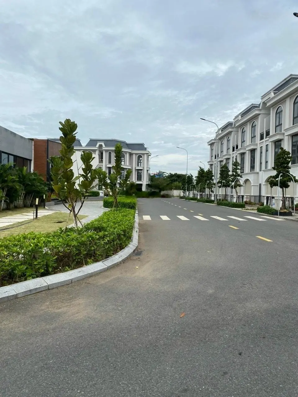 Cần bán nền đất đường số 4 khu Green city giá: 4 tỷ. Liên hệ: 0917 393 ***