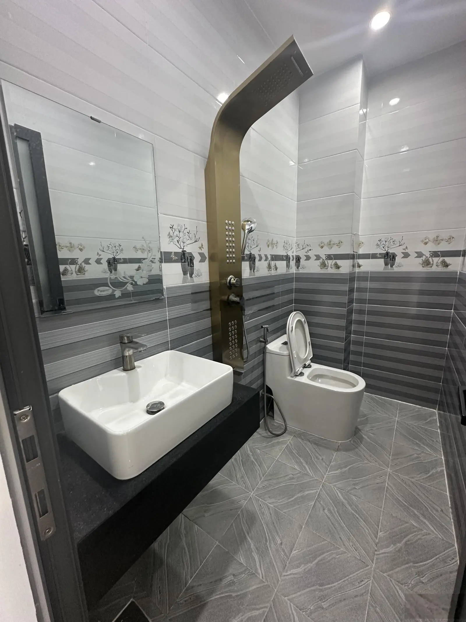 Chính chủ bán nhà mới xây ở tâm huyết 5 tầng 5PN 6WC đường 12m khu đồng bộ cao tầng