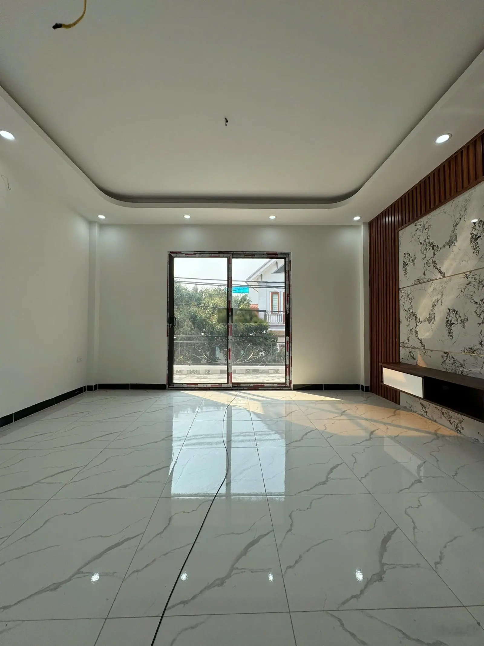 Nhà lô góc 3 mặt thoáng đẹp nhất Song Phương Đã hoàn thiện xong, vị trí cực đẹp, ô tô đỗ trước nhà