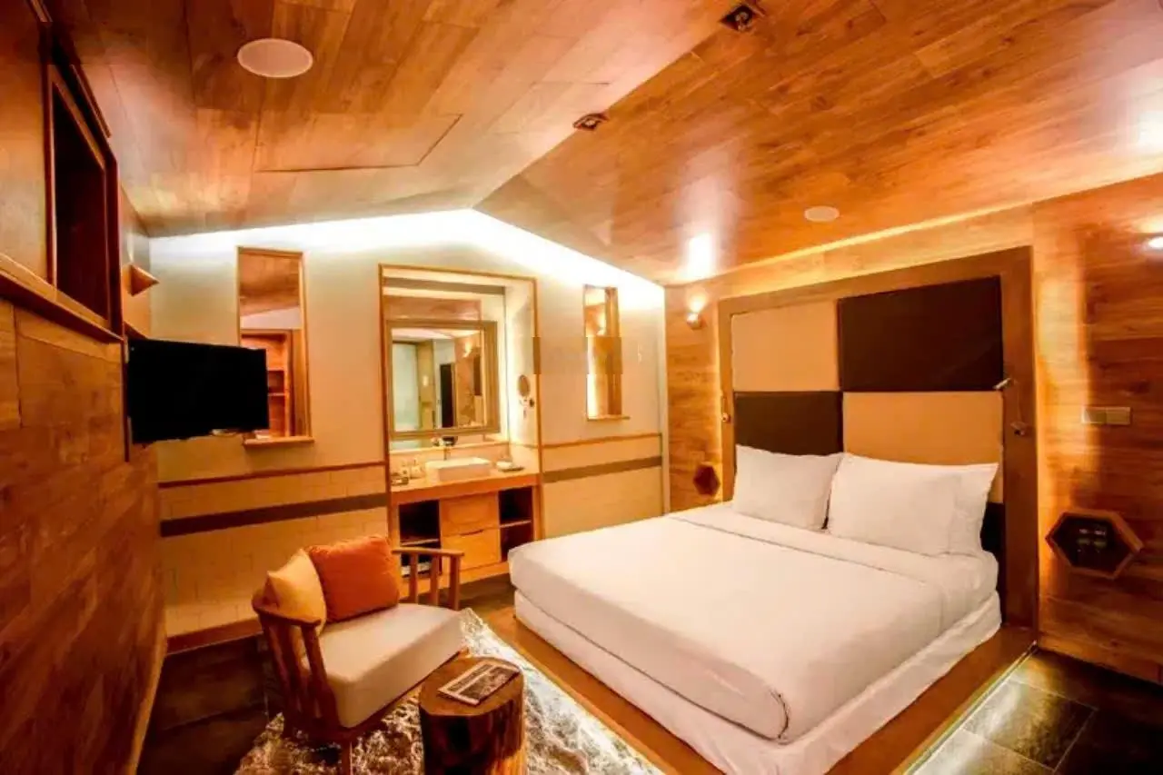 Sang nhượng khách sạn 4* tại Bến Thành, Q1 HCM - gần 1000m2 sổ lâu dài, doanh thu cao pháp lý sạch