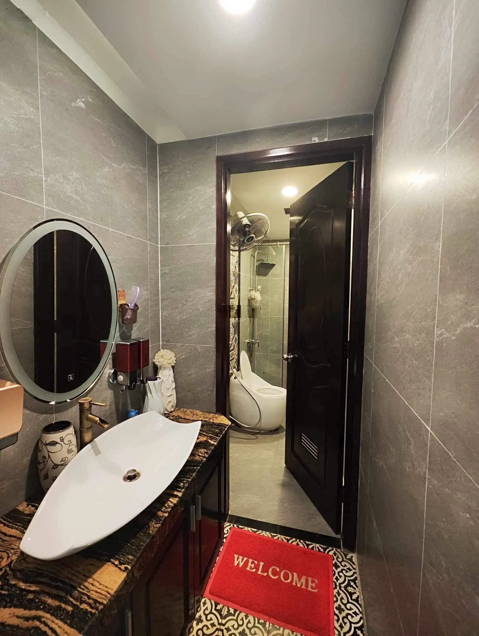 Chính chủ bán Tòa nhà 8 tầng 2 MT Nguyễn Công Hoan P7 Phú Nhuận DTS 1200m2 dòng tiền 200tr/tháng