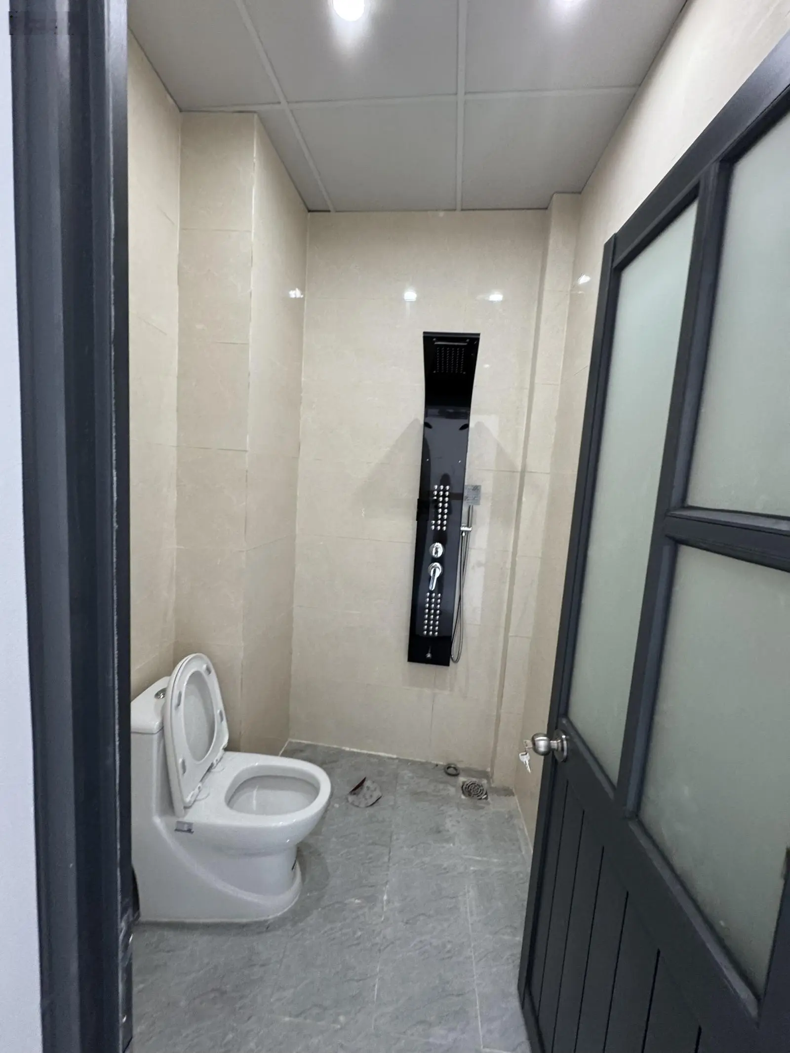 Bán nhà 90m2 tại đường Phi Trường, 1,85 tỷ, 4 pn, 2 toilet, sân xe hơi