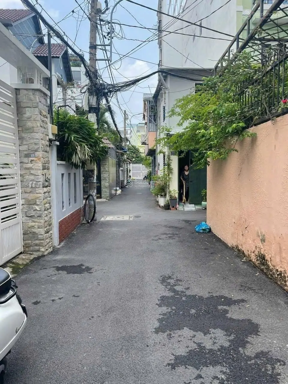 Nhà sổ sẵn ngay cầu bình phú ngang 5m đường oto. ngay sát cầu bình phú 55m2. có 3 phòng shr