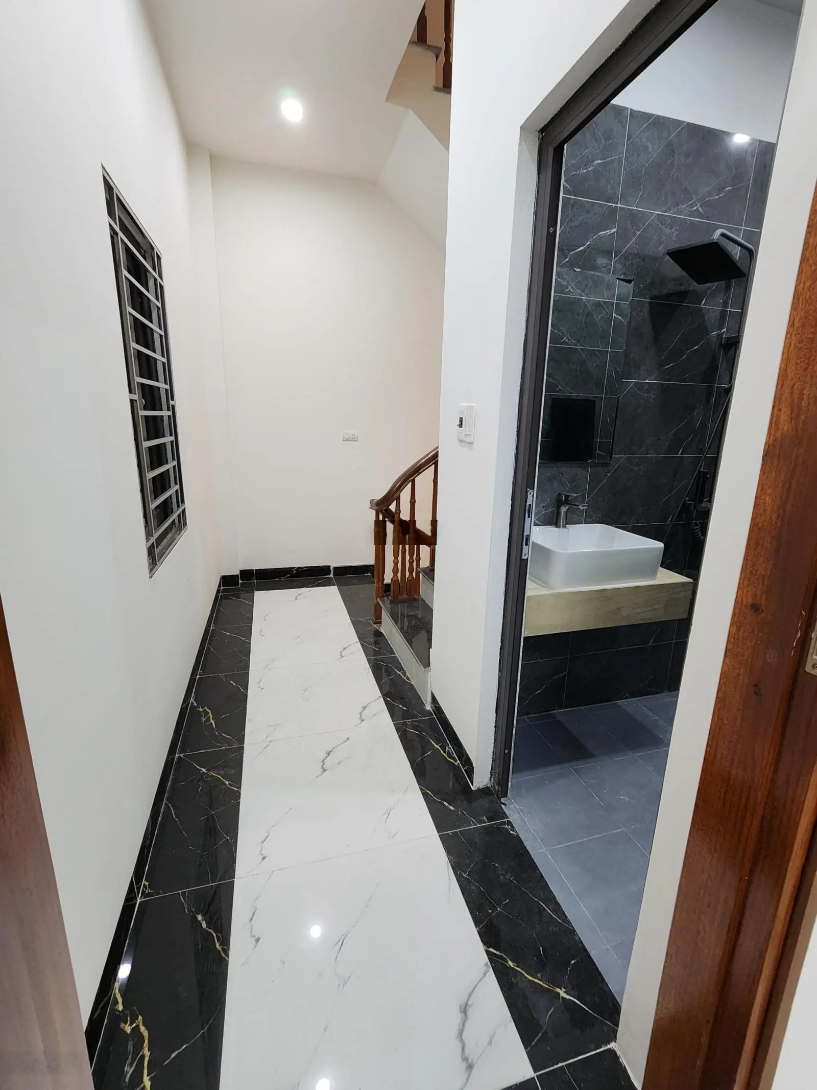Chị gái nhờ bán hộ nhà mới 30m2, 5 tầng, mặt tiền 4m. Nam Từ Liêm