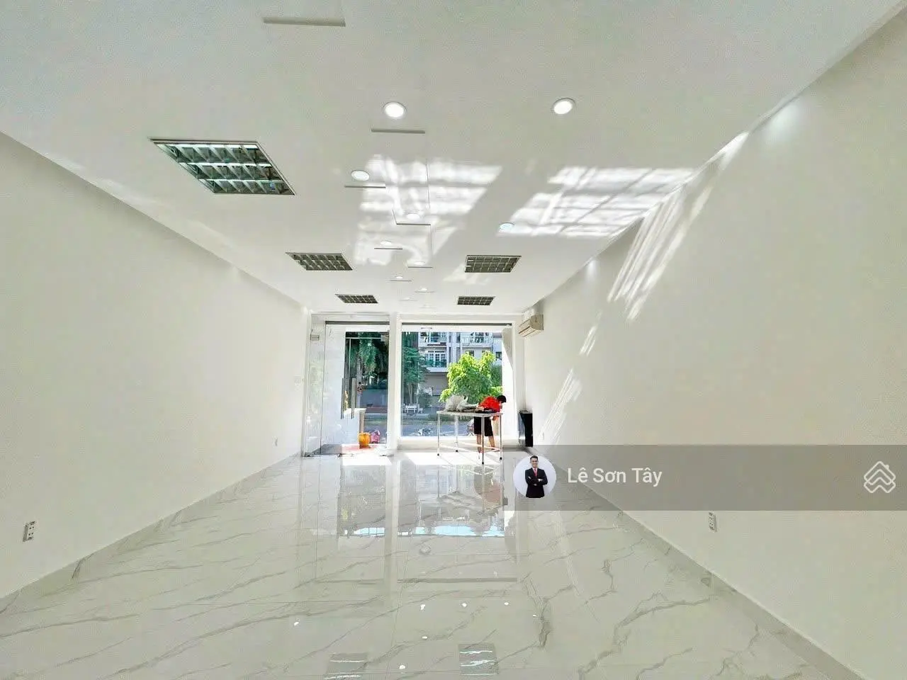 Duy nhất 01 căn MT Nguyễn Thị Thập KDC Him Lam Kênh Tẻ. DT: 5m x 20m giá: 35 tỷ. Có thang máy