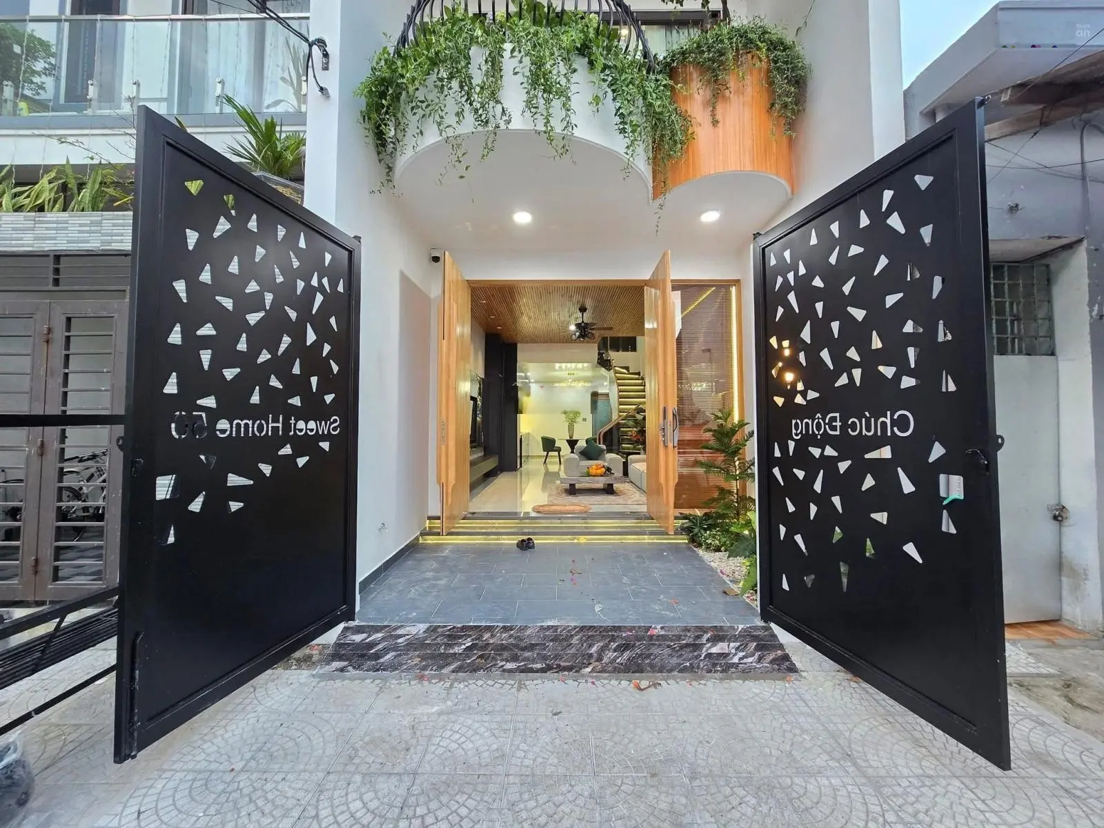 Nhà 3 tầng mt đường chúc động hoà minh.lc