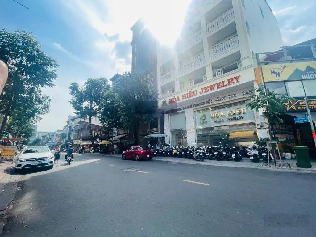Bán nhà mặt tiền Quận 5 lô góc Bùi Hữu Nghĩa ngay chợ Hòa Bình 161m2 ngang 8m chỉ 39 tỷ