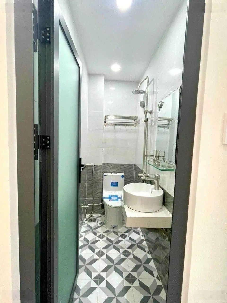 Giảm mạnh bán gấp nhà đường HXH Nguyễn Đức Thuận, P. 13, Tân Bình, DT 38,9m2/1,690 tỷ, SHR