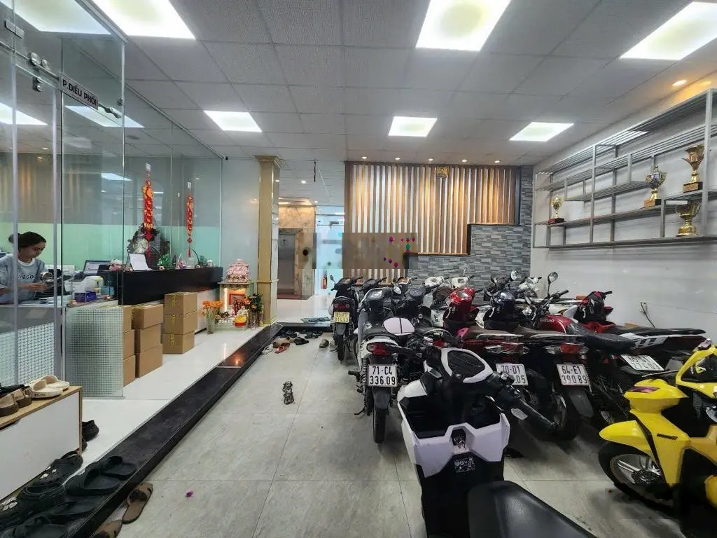 Tòa nhà công ty 5 tầng - thang máy - 135m2 - liên khu 10 - 11 - giá 13.6 tỷ