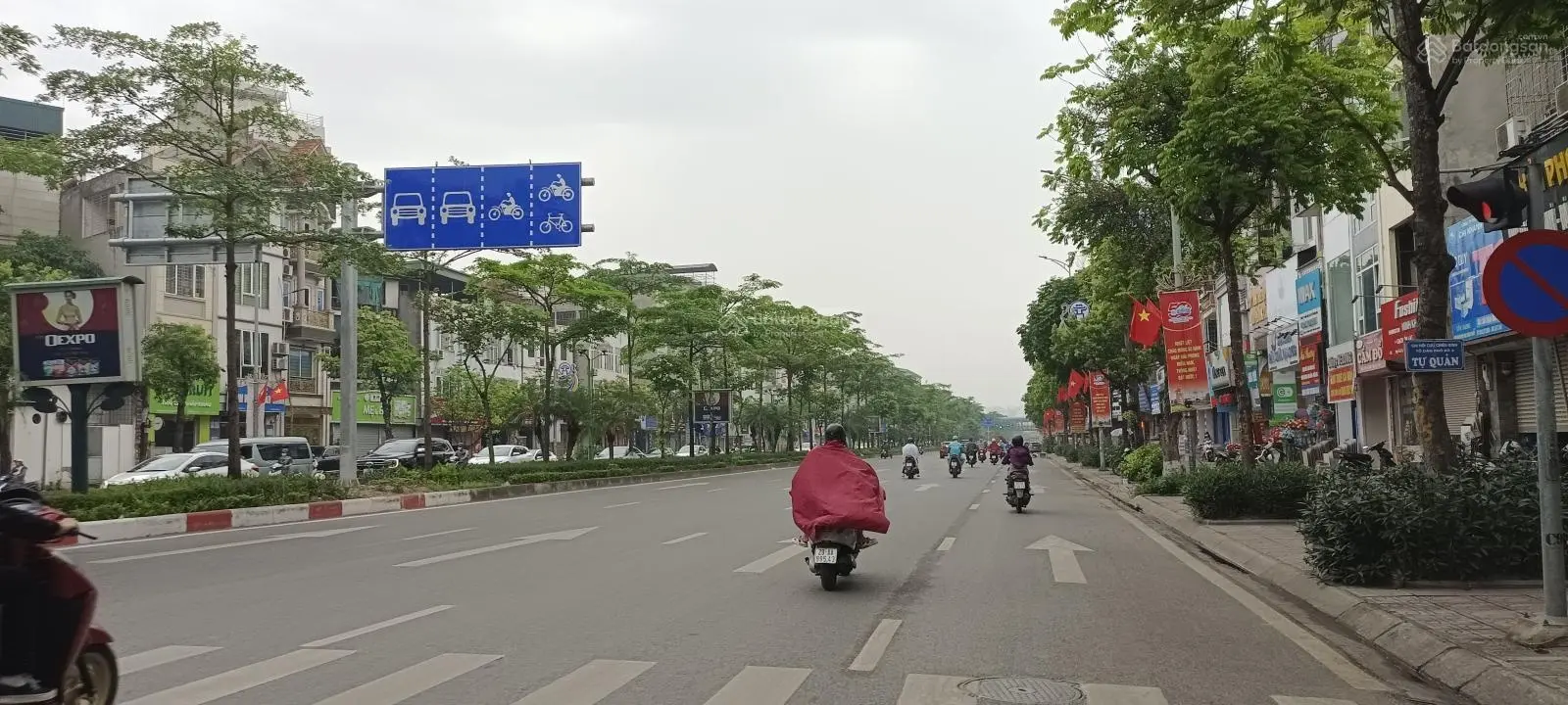 Gấp!! Bán nhà mặt phố Ngô Gia Tự, DT 216m x 2 tầng, 2 MT rộng, vỉa hè đá bóng, KD, 54 tỷ