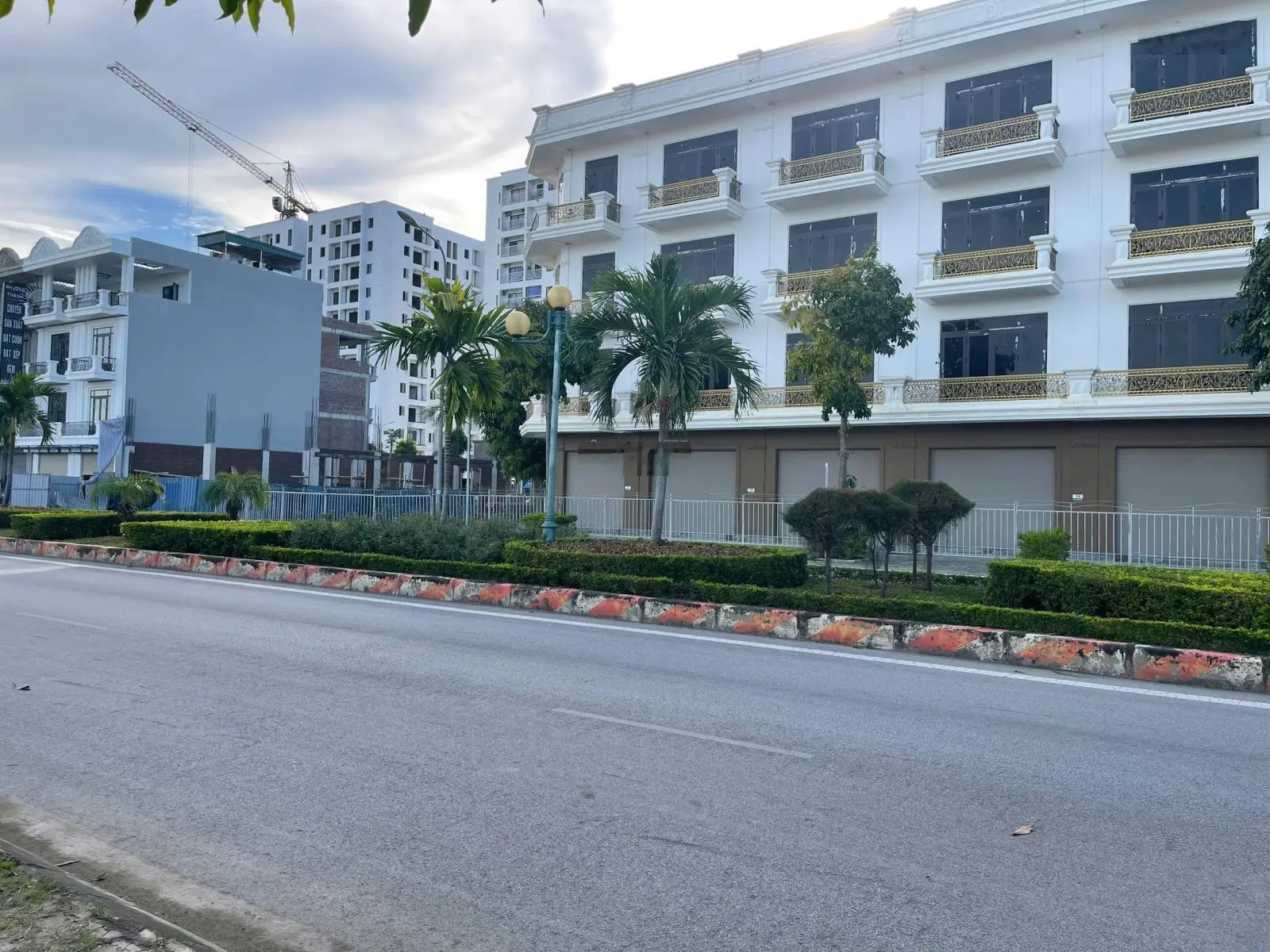 Bán LK 4 tầng 75m2 nhìn về CC Quảng Thắng, hướng kinh doanh KDT Xuân Hưng. LH: 0911 938 ***