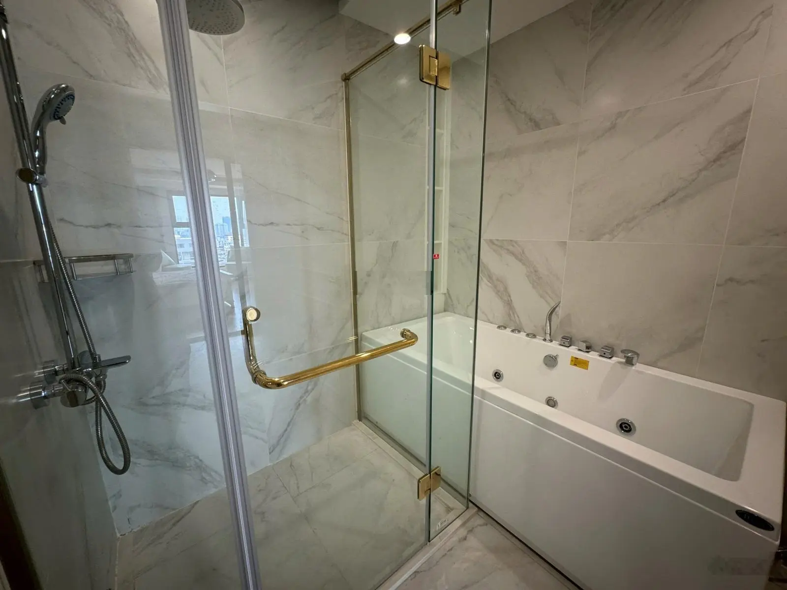 Chính chủ bán căn hộ Soleil 146m2 view 2/3 diện tích Hồ Tây, full nội thất mới tinh, gồm 3 ngủ