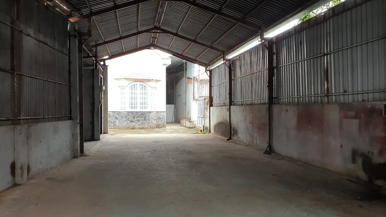 Bán gấp nhà + kho DT 300m2 (10x30) hẻm Tân Xuân 1, gần UBND xã Tân Xuân