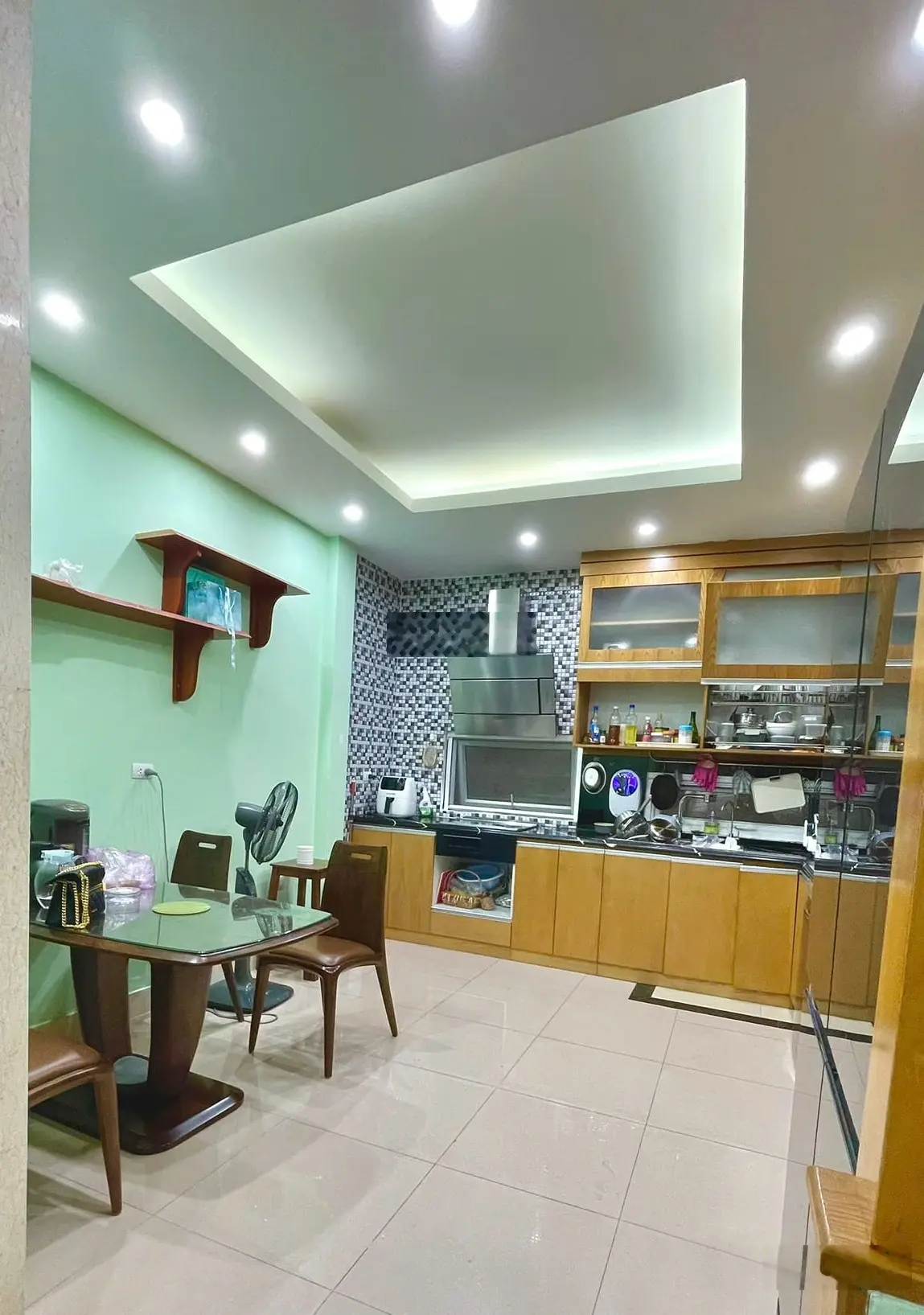 Sốc ! Nhà mặt phố Trần Duy Hưng, Cầu Giấy 88 m 24 tỷ , vỉa hè rộng, kinh doanh đa dạng.