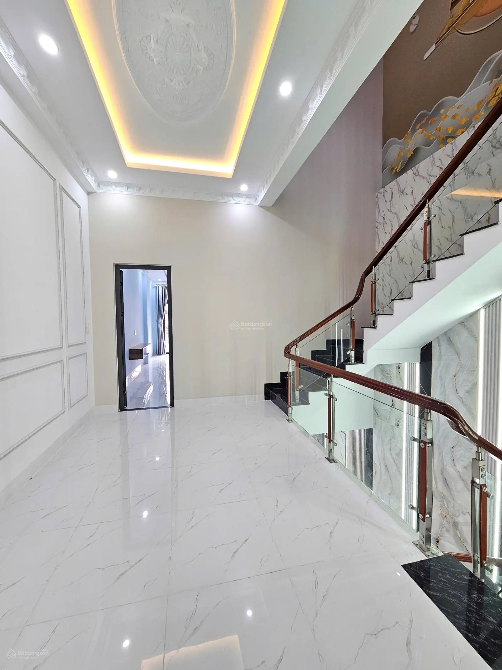 Nhà hoàn công có phòng ngủ dưới, cách DT743 300m