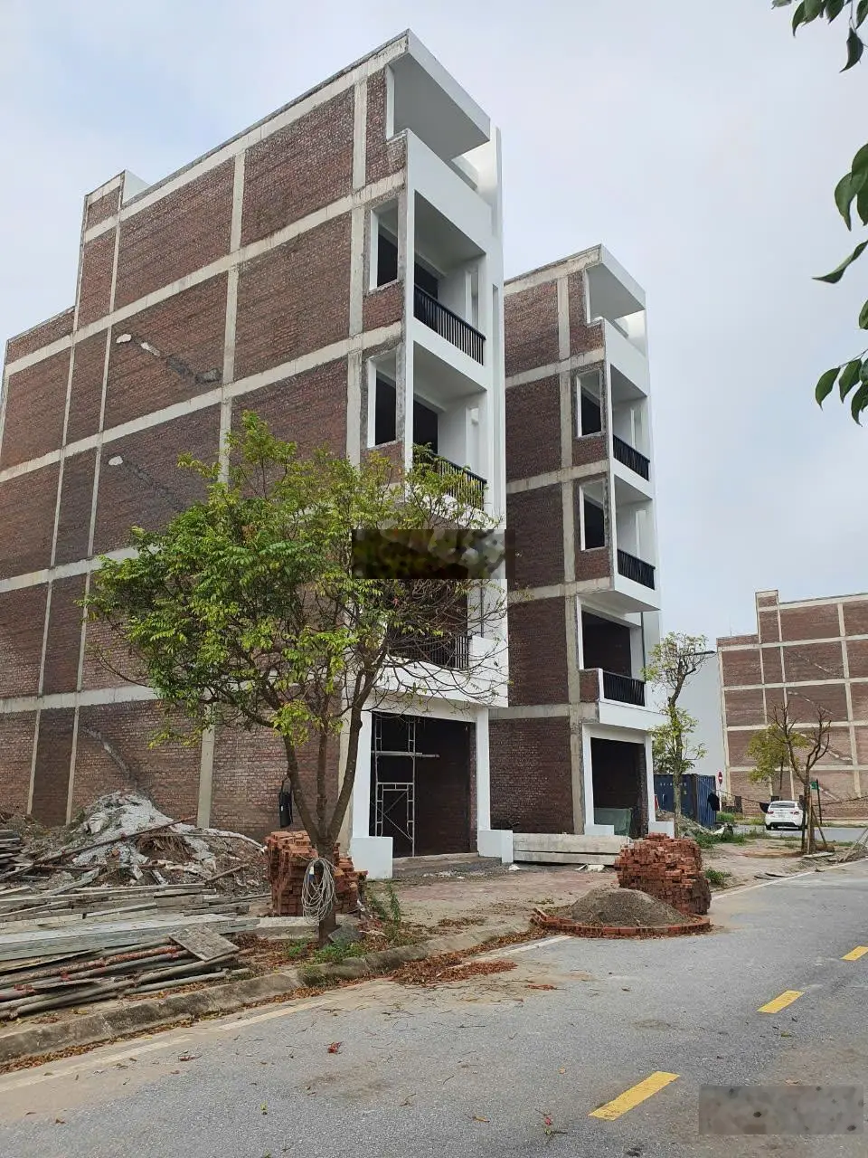 Cần bán nhà 5 tầng xây thô tại Trần Hưng Đạo - TPHD, giá 4.380tr, S 78m2/sàn MT 5m. LH: 0979 020 ***