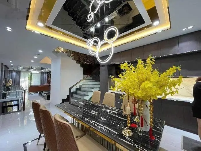 Bán nhà mặt tiền Vip 4PN 5WC, 110m2, đường D2 Tăng Nhơn Phú A, Q9, TP. HCM, 15,9 tỷ