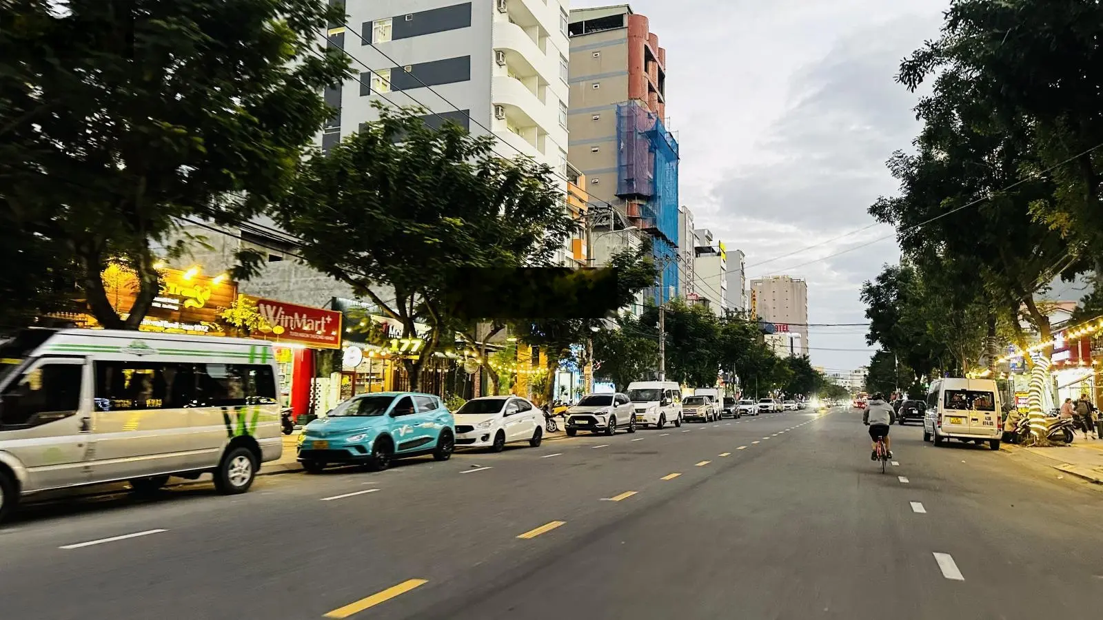 Bán nhà 3 tầng: đường 15m, Hồ Nghinh. Ngay trung tâm tài chính Đà Nẵng. Đang cho thuê tháng 50tr