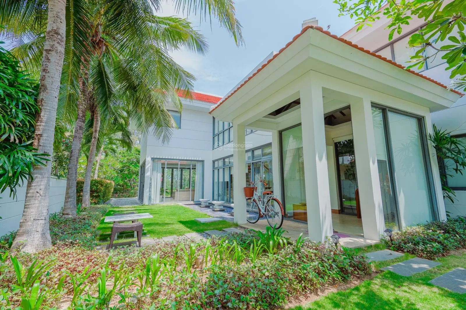 Cần tiền bán gấp căn biệt thự Ocean Villas 4PN, 616 m2, ngay sát mặt biển vị trí siêu VIP cực đẹp