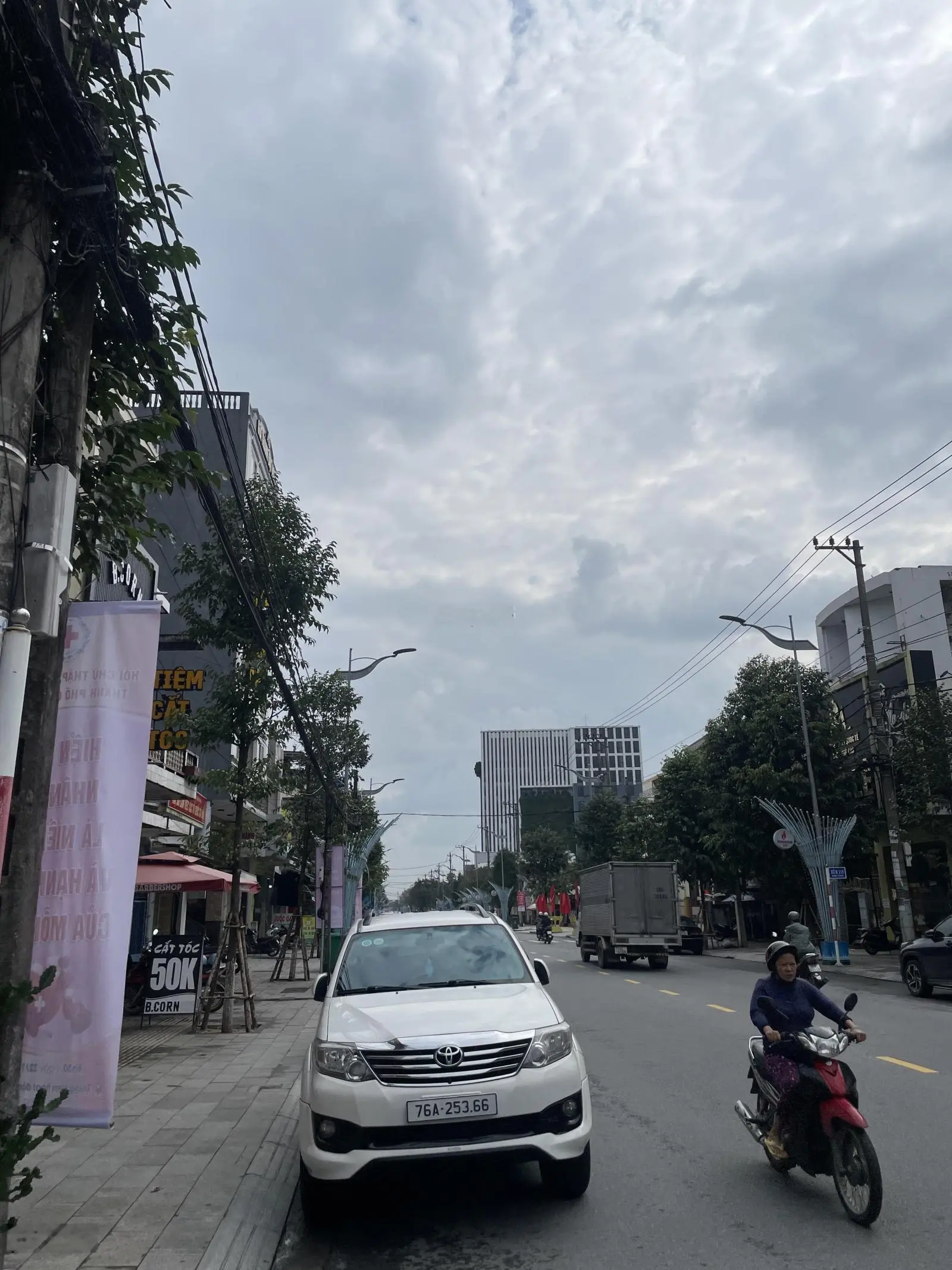 Bán nhà mặt tiền đường hình vương ngay trung tâm TP 4 tầng giá khá hợp lý lô góc 2 diện