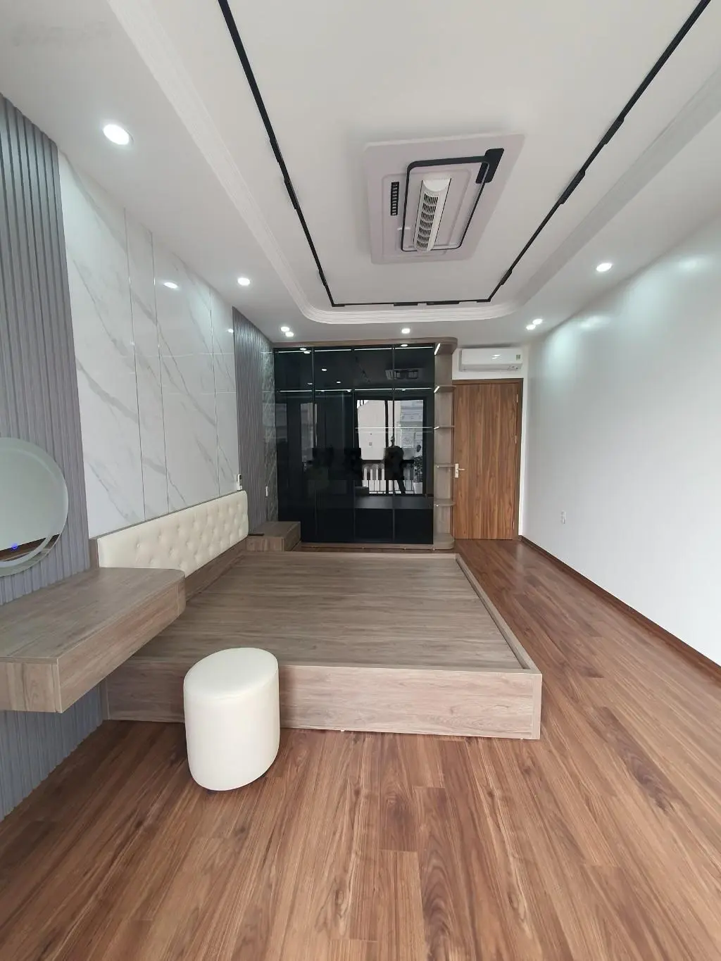 Bán nhà phố trạm 36m5tầng, ôtô đỗ cửa 5m ôtô tránh, full nội thầt- thông hồng tiến .