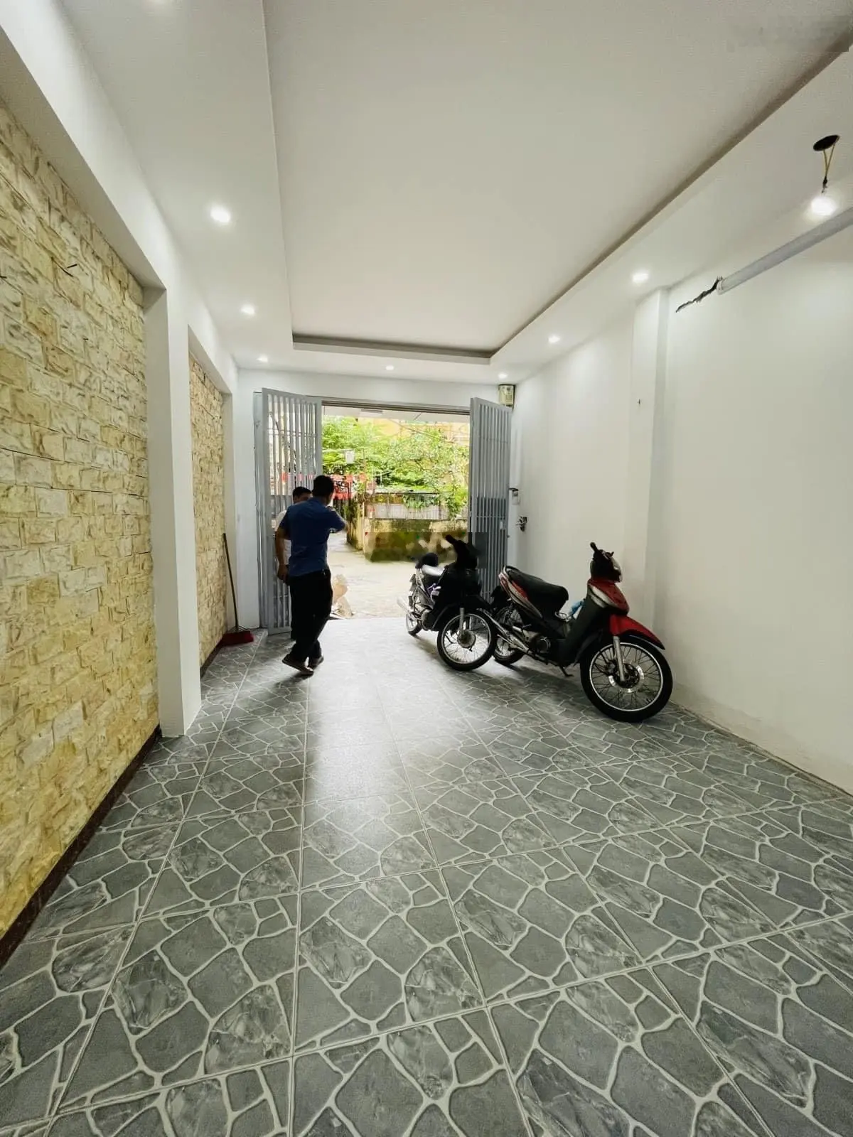 Bán nhà riêng ở đường Lạc Long Quân, giá ưu đãi 8 tỷ VND, diện tích 37 m2