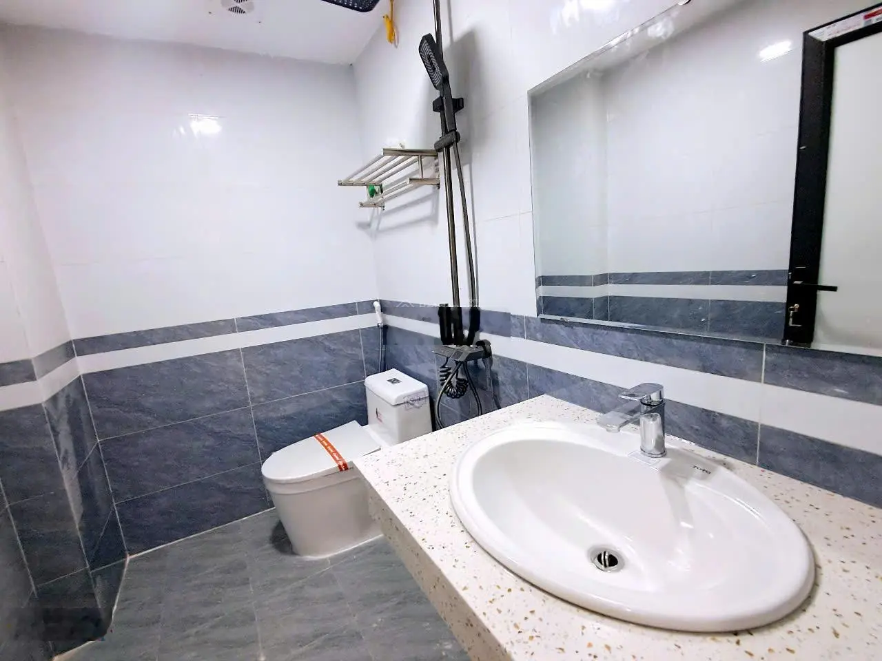 Siêu hot - chỉ 5.x tỷ - 5 tầng mới - sân rộng - 20m ra ô tô