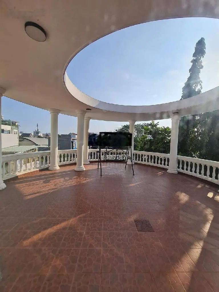 Biệt thự sân vườn, hồ bơi Phạm Văn Đồng 306m2, 3 tầng. Bán gấp Giảm cực sốc 28tỷ xuống còn 14tỷ