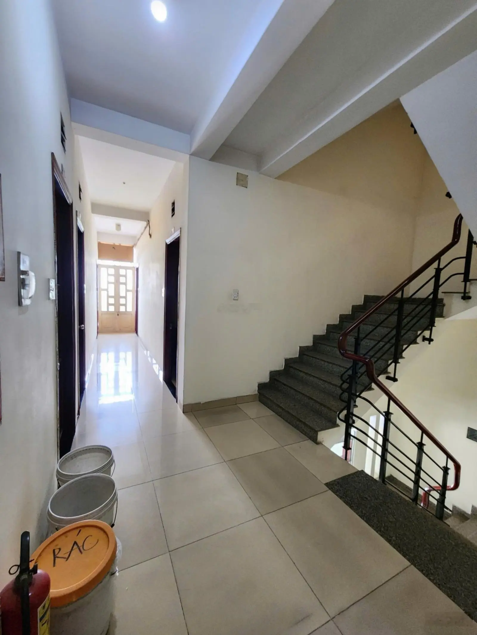 Bán khách sạn 10x20m thu nhập 80 triệu/tháng ngay Vincom Dĩ An, P. Dĩ An