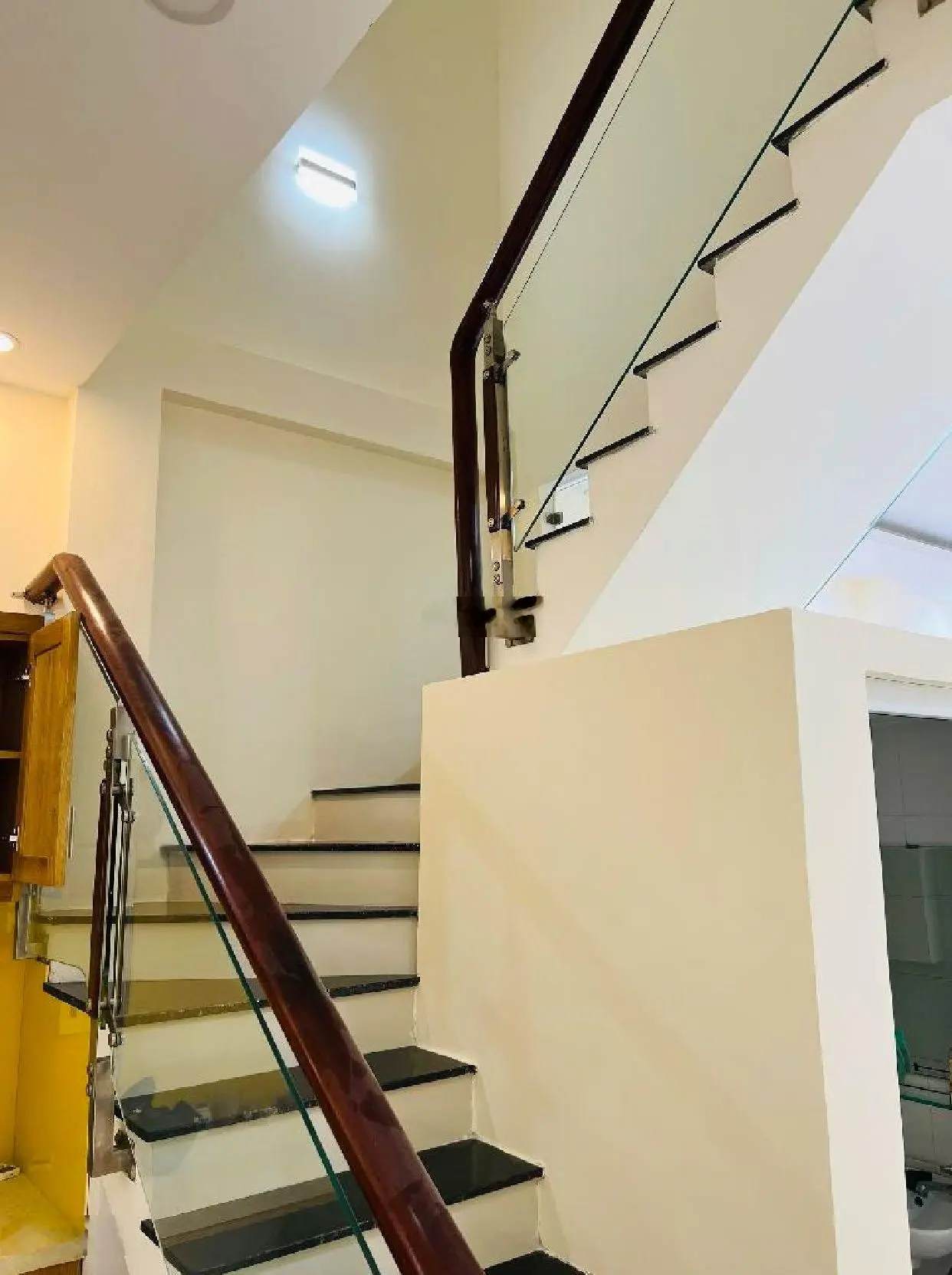 Cần bán gấp nhà 2 tầng Bạch Đằng chỉ 5 tỷ, DT 50m2, tặng lại nội thất, Hẻm xe hơi sát trung tâm.