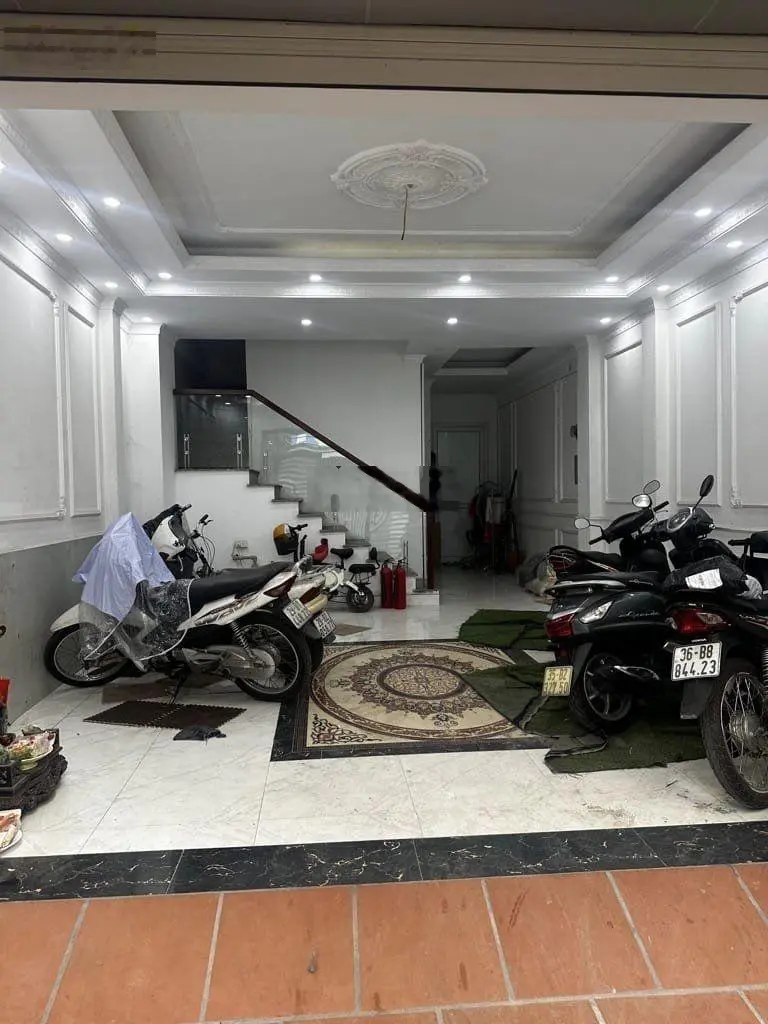 Bán nhà đường Cổ Linh thông Bát Khối, Nhà đẹp long lanh, hàng xóm Aeon
