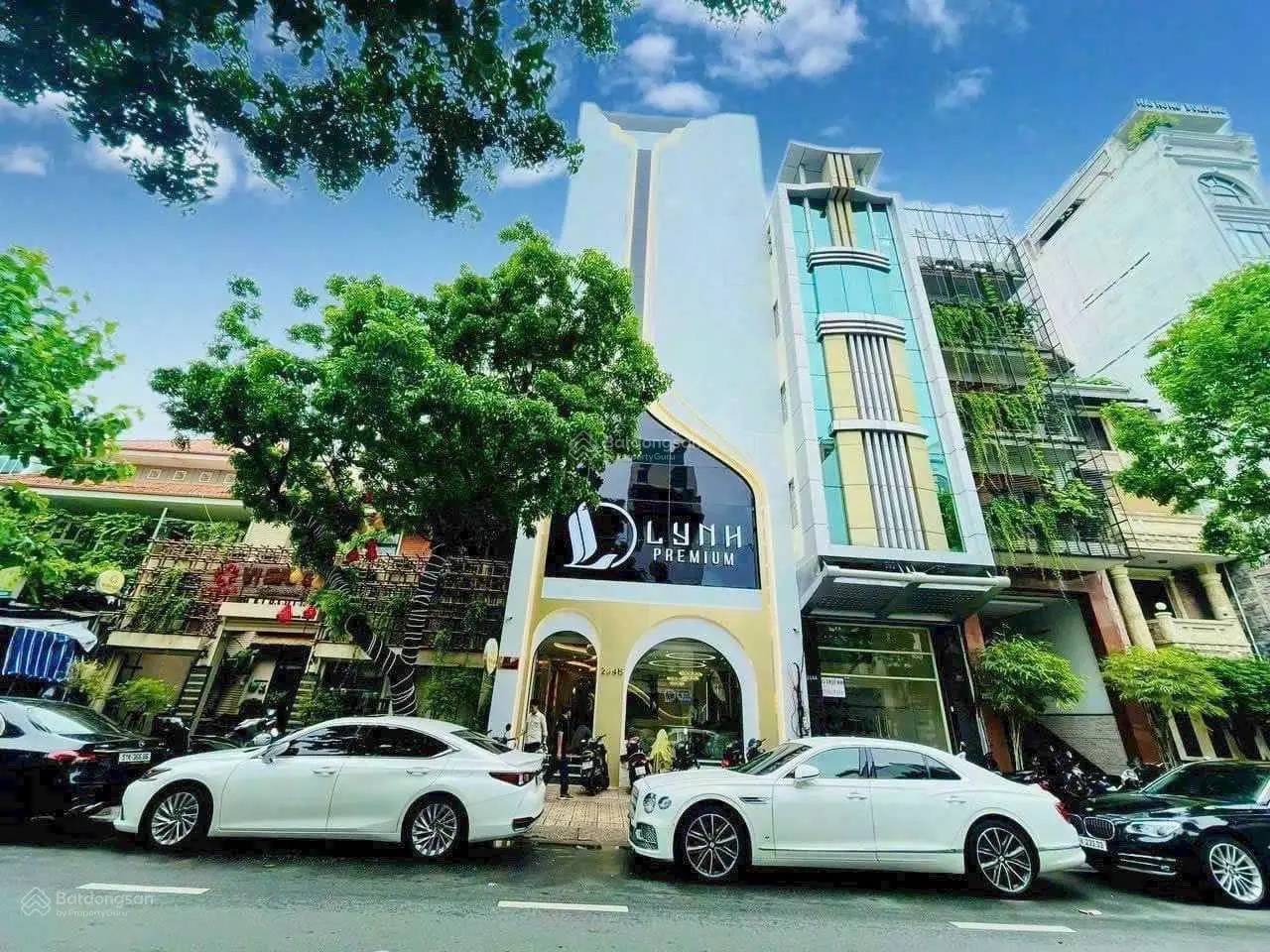 Siêu vị trí. Bán nhà mặt tiền Bùi Viện, Quận 1. DT: 7,5m x 18m. KC: 1 hầm 7 tầng. Giá 53 tỷ