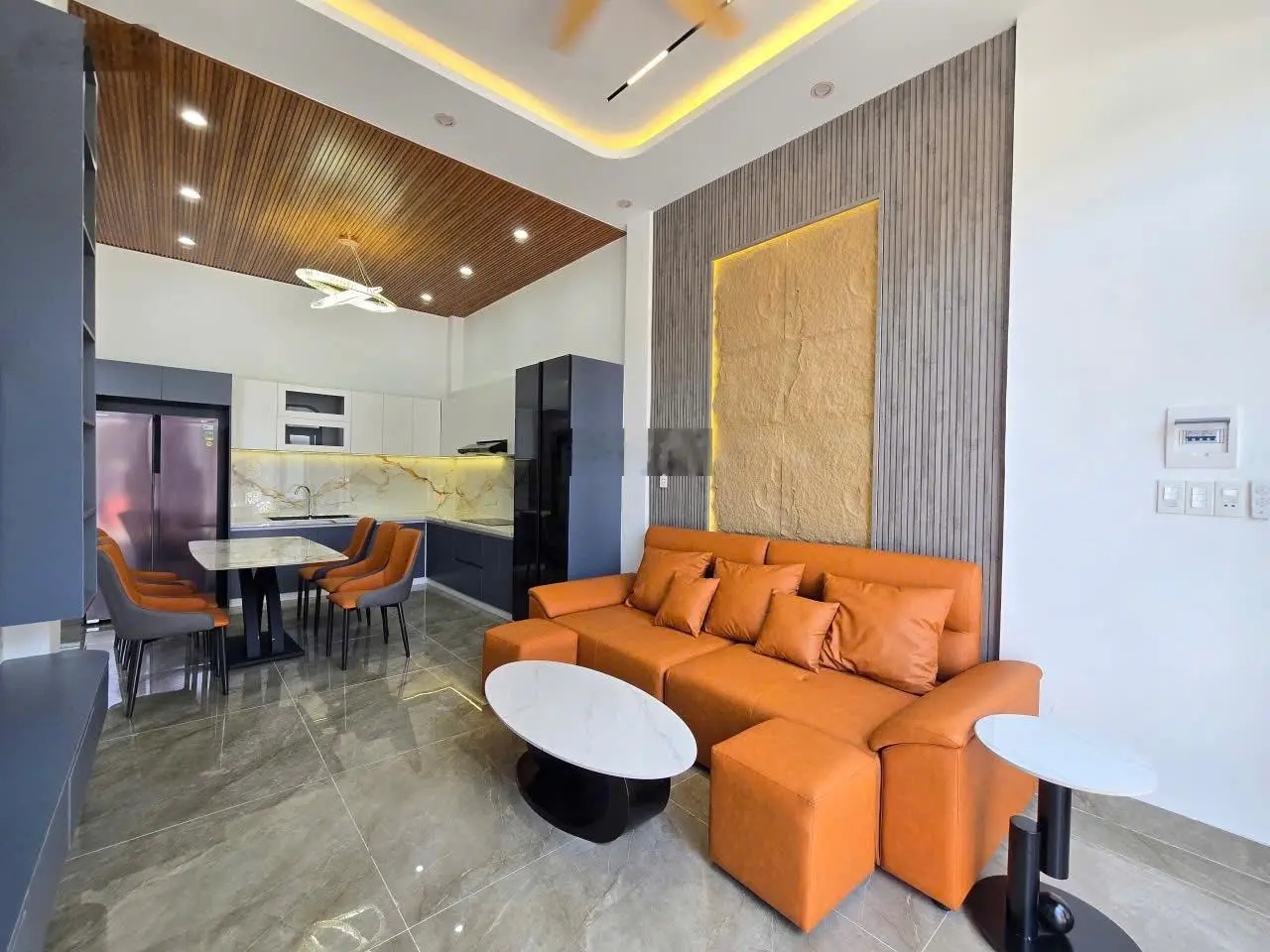 Nhà kiệt ô tô đậu trong sân, đường tôn đản