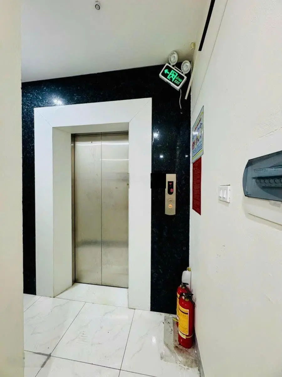Mặt phố 8 tầng thang máy - Lô góc vỉa hè kinh doanh. Giá rẻ bất ngờ