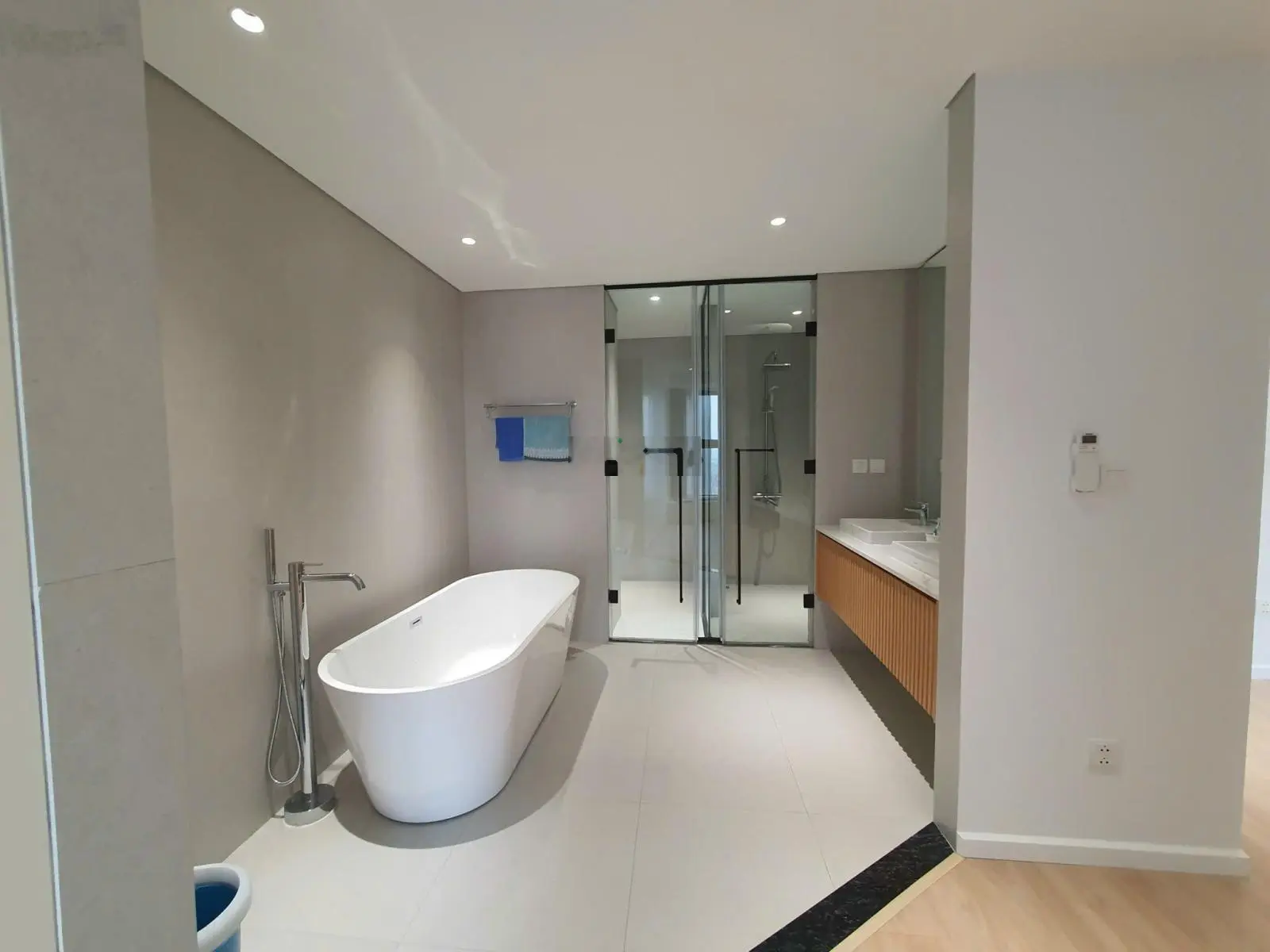 Bán Duplex góc siêu đẹp, mặt Đông Nam view Biệt thự đảo Ecopark, full nội thất xịn sò mới 100%