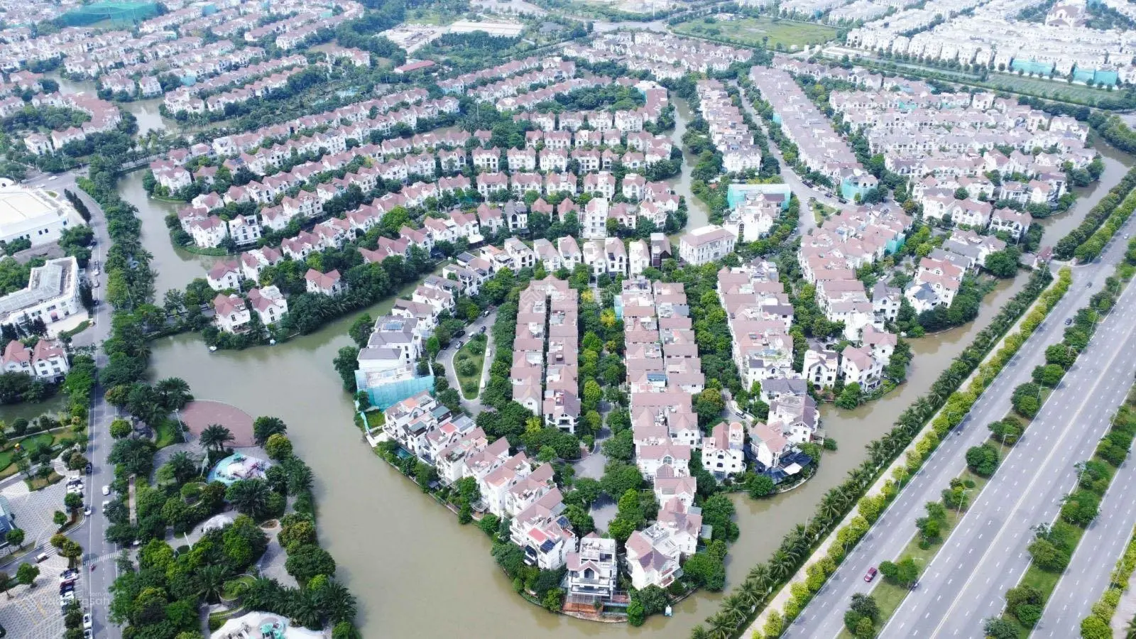 Tôi bán đơn lập Anh Đào 400,2 m2, có sông full đồ hiện đại, liên hệ 0963 892 ***